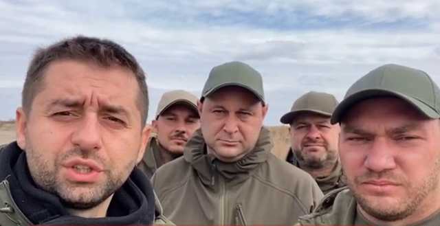 Ночевали в землянках: в "Слуге народа" рассказали о визите на передовую на Донбасс