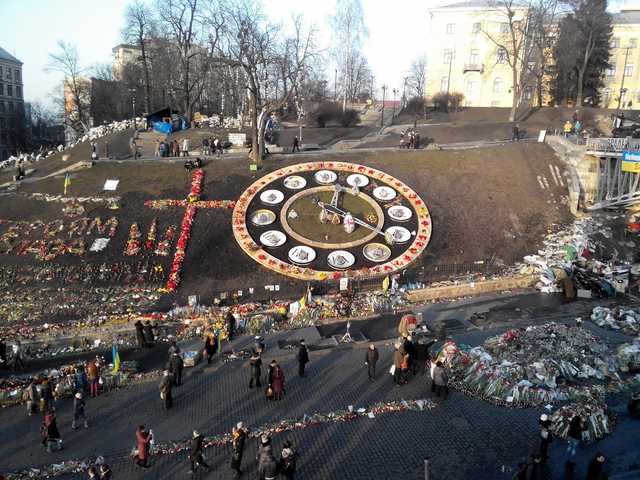 В центре Киева мужчина справил нужду перед портретами Небесной сотни