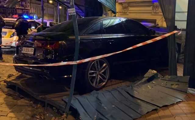 В центре Киева Audi влетела в дом, пострадали парень с девушкой