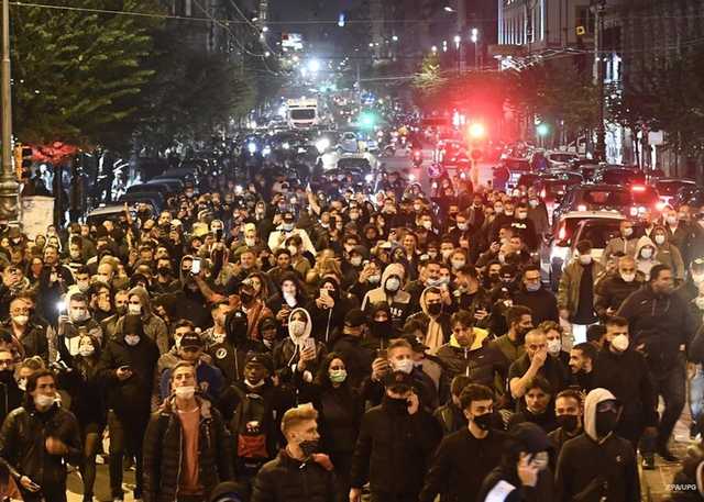 У Неаполі протест проти коронавірусних обмежень переріс у вуличні бої