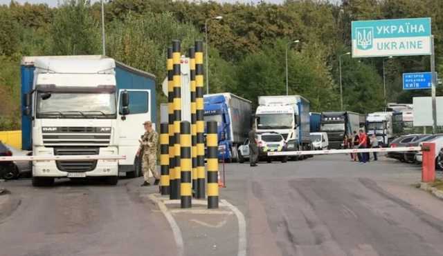 На границе с Венгрией образовалась очередь из 230 автомобилей