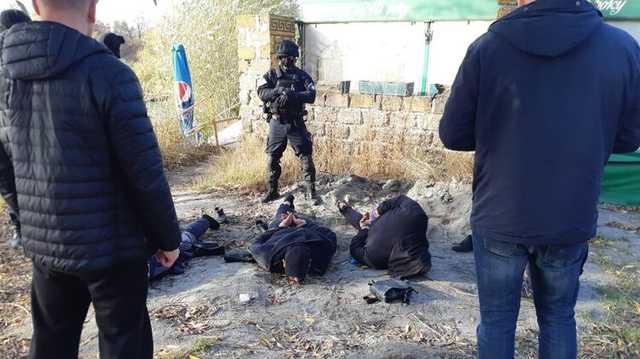 В Харькове задержали троих иностранцев за незаконное хранение оружия и наркотиков