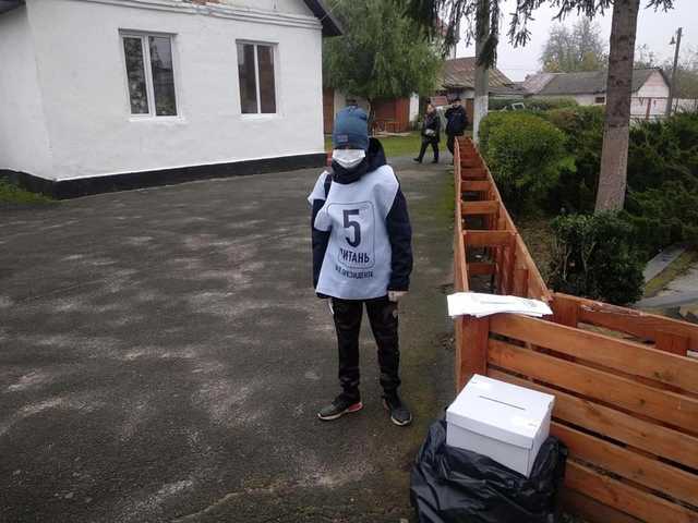 На Рівненщині волонтерами «опитування» Зеленського стали діти