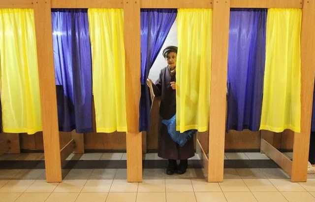 В Харькове люди не смогли проголосовать из-за замотанных скотчем кабинок