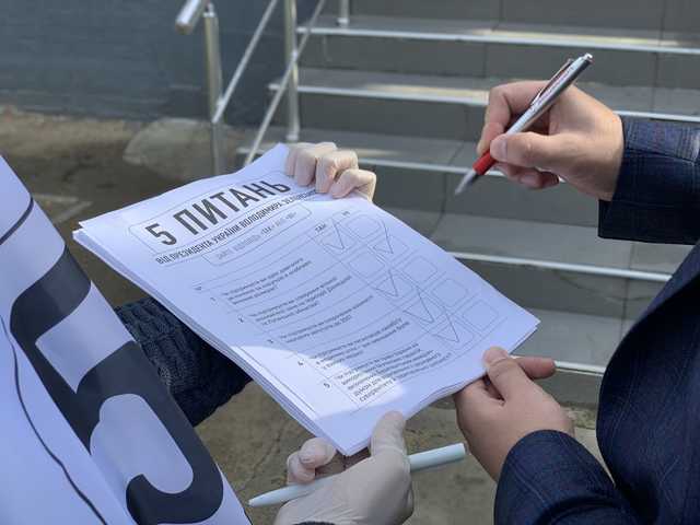 Украинцы поддержали все инициативы Зеленского, кроме свободной зоны на Донбассе, – “Рейтинг”