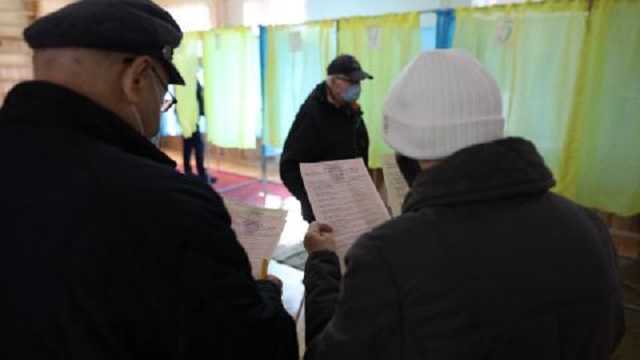 В Ивано-Франковской области женщина пыталась проголосовать за всю семью