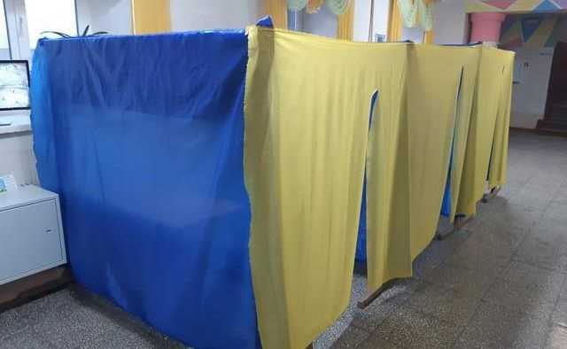 В Сумской области на избирательном участке мужчина ругался и сопротивлялся полиции