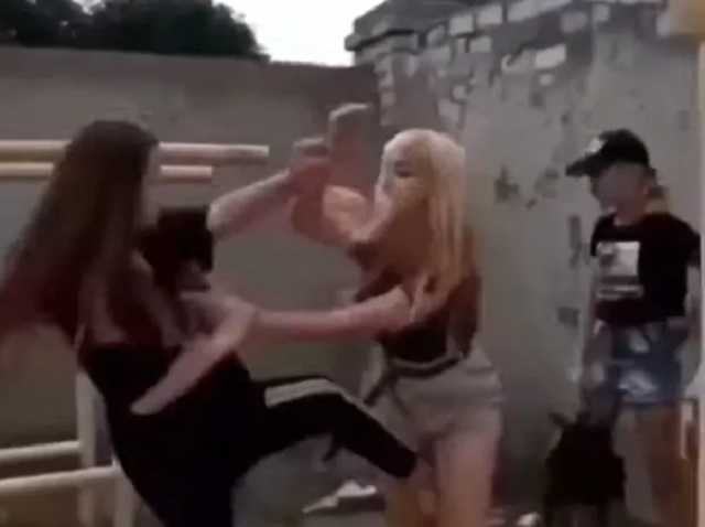 На Херсонщине девочки-подростки устроили драку, а друг снял побоище на видео