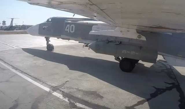 Россия показала видео работы истребителей Су-24. В кадр попали запрещенные кассетные бомбы