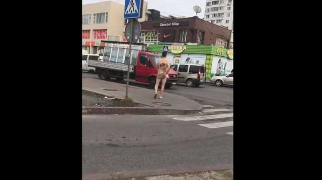 "А че без маски?": сеть развеселил голый мужчина возле станции метро в Киеве