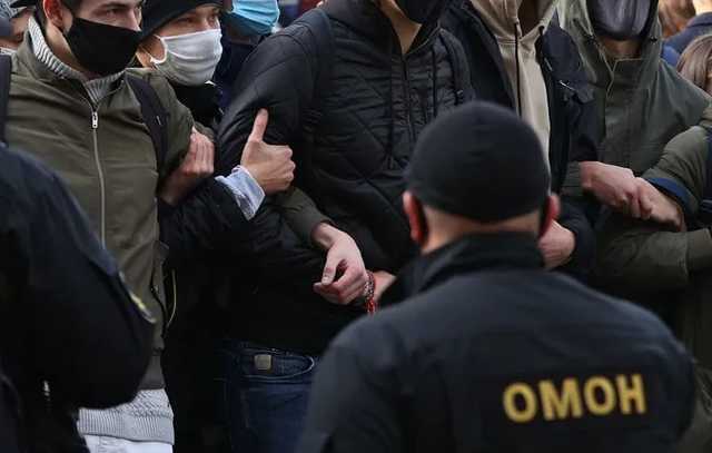 Лукашенко дает омоновцам квартиры и погашает кредиты, – оппозиционер