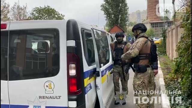 В Одессе несколько мужчин вытолкали одессита из квартиры и поставили новые замки