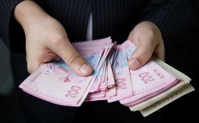 Украинцам пересчитали зарплаты: кто получает больше всех