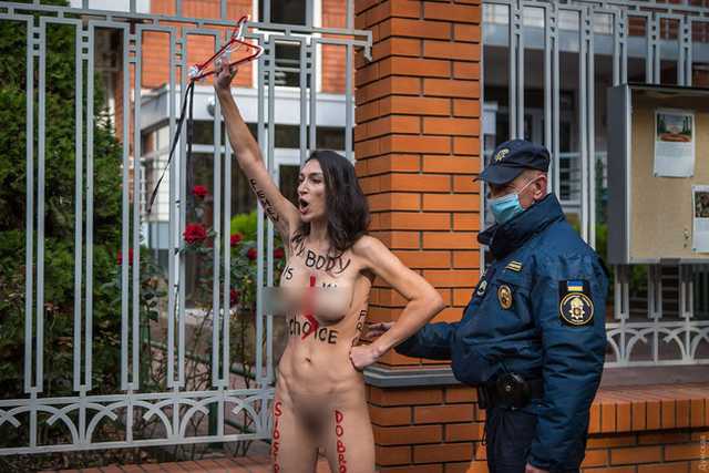 Активістка FEMEN в Одесі догола роздяглася біля будівлі консульства Польщі