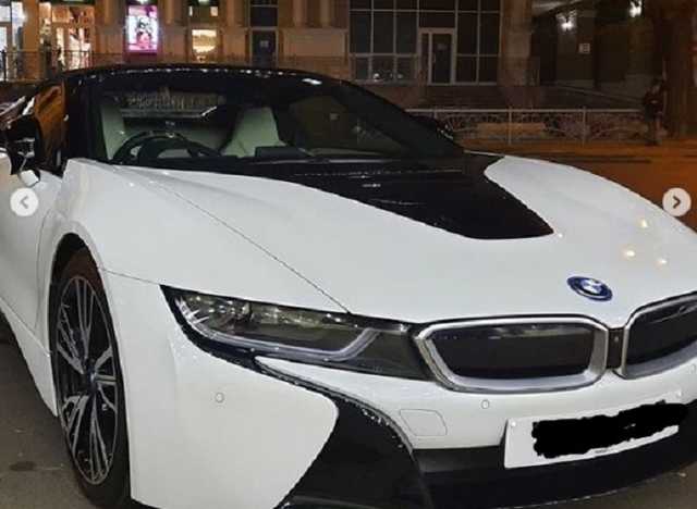 В Украине заметили шикарный черно-белый BMW - стоит более 4,5 млн