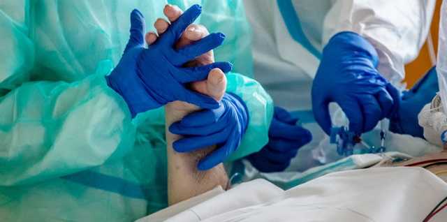 Врач честно описал последствия отказа от жесткого карантина