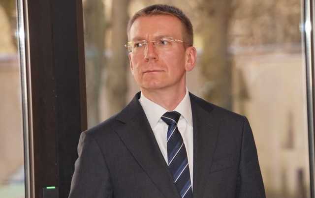 Глава МИД Латвии получил результат теста после контакта с больным COVID-19