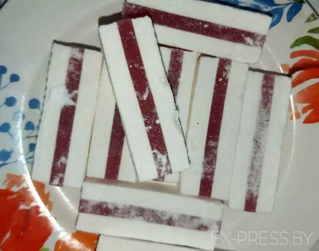 В Беларуси оштрафовали женщину за бело-красно-белый мармелад