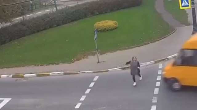 Появилось видео, как в Буче маршрутка снесла женщину на пешеходном переходе