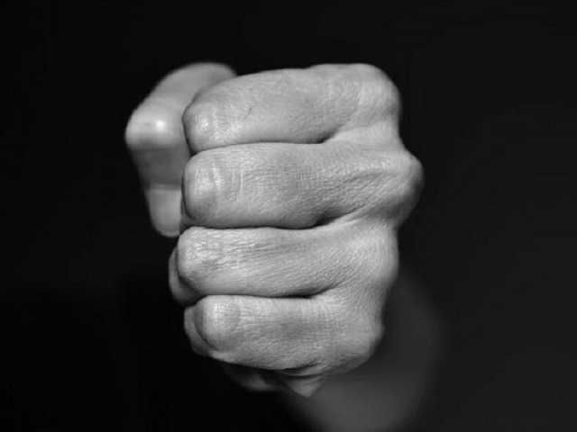 В Киеве водитель разбил лицо женщине с двумя детьми