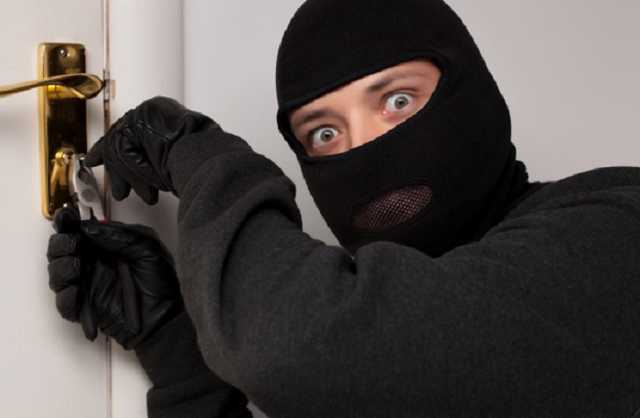 89-річна бабуся з 14-річною онукою впіймали квартирного злодія у Львові