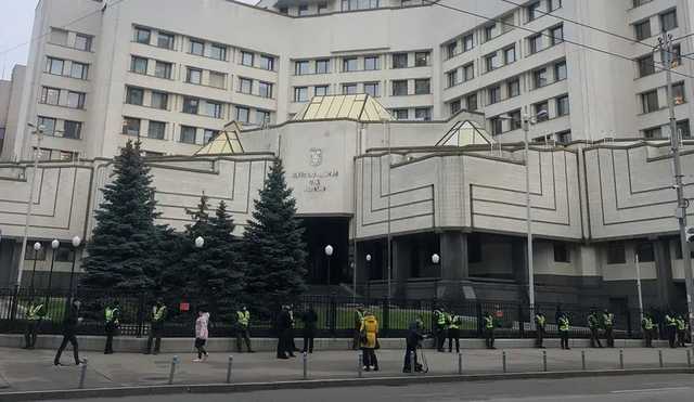 В Киеве протестующие за языковой закон окружили КСУ: здание взяли под охрану