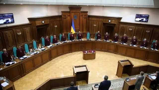 Судьи КСУ не собираются уходить в отставку