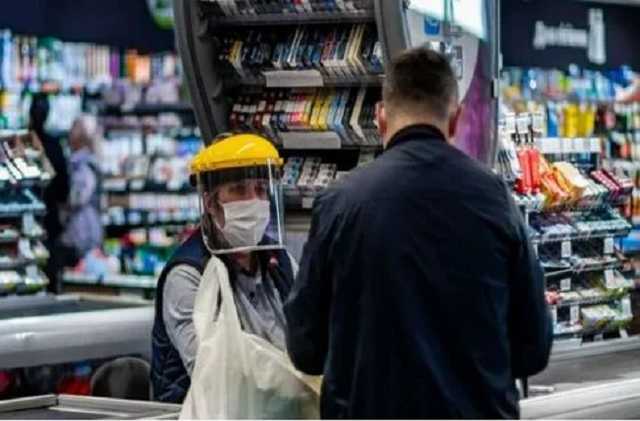 Как не заразиться Covid в очереди к кассе: советы врача