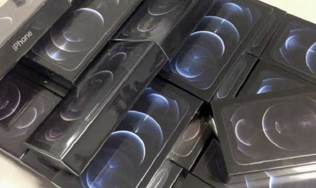 В аэропорту “Борисполь” таможенники снова пресекли контрабанду Iphone 12