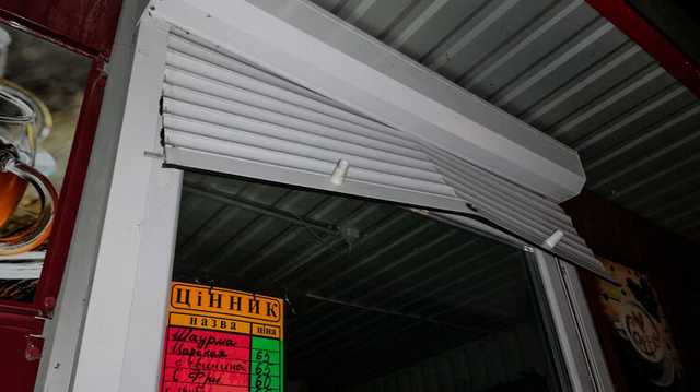 Подросток в Очакове вскрыл ларек, обокрал магазин с мороженым и поджег школу