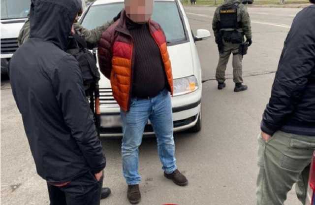 В Киеве задержали двух мужчин, которые требовали у предпринимателя 700 тыс. грн