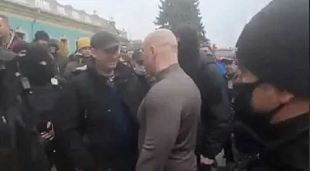 Кива под Радой поругался с протестующими: его назвали "быком"