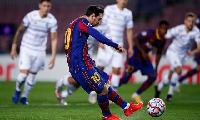 Ослабленное "Динамо" минимально проиграло "Барселоне" в Лиге чемпионов