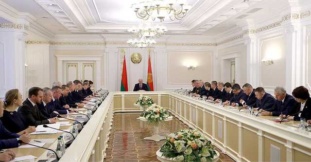 Лукашенко запретил обратно пускать в страну уехавших в сложное время "умных" белорусов