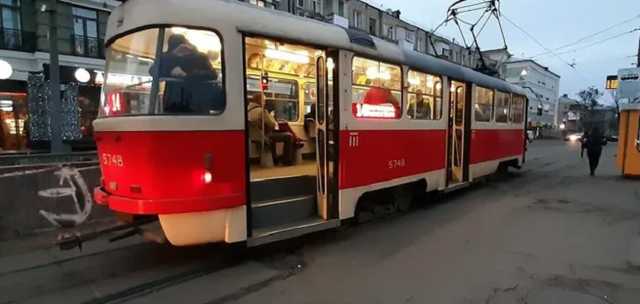 В Киеве девушку без маски ногами вытолкали из трамвая