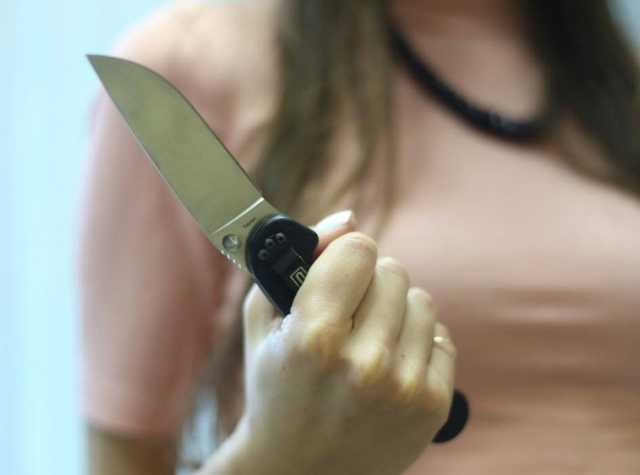 Киянка напала з ножем на співмешканця через ревнощі