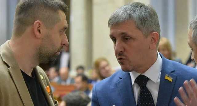 "Слуга народа" пришел в Раду с дорогой брендовой сумкой