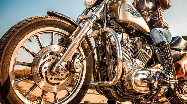 Байкеры выехали на тротуар и избили пешехода в Киеве