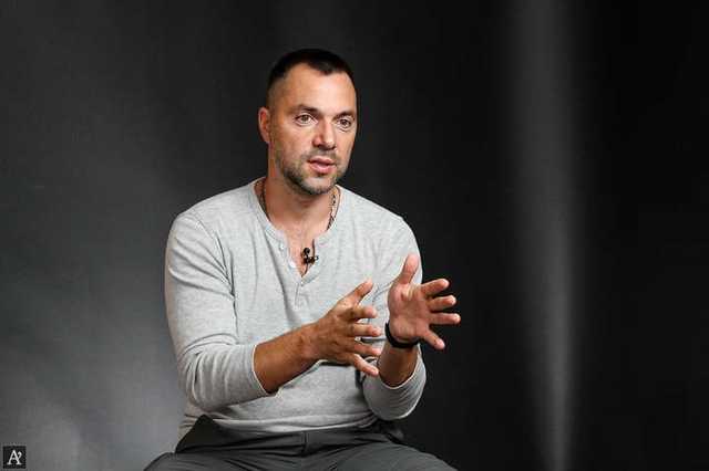 Арестович обвинил Пескова в компрометировании Путина