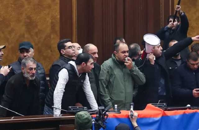 В Армении оппозиция попробует отменить решение о прекращении войны в Карабахе
