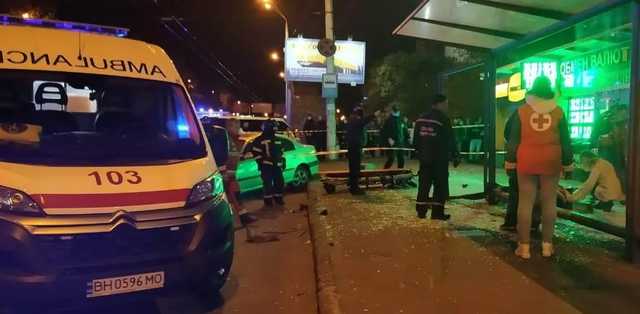 В Одессе авто на скорости сбило людей на остановке