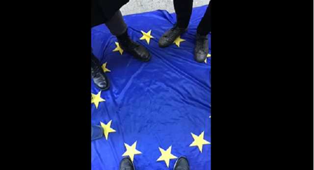 В Одессе вандалы танцевали на флаге ЕС: открыто уголовное производство