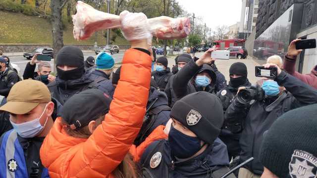 Під Кабмін принесли обгризені кістки, стались сутички