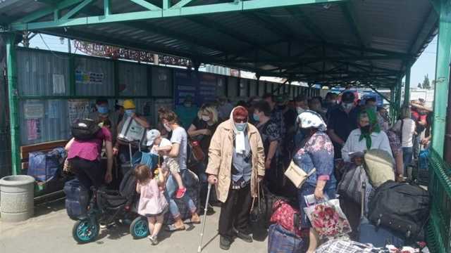 «Людей мало, автобусов не было»: ситуация на КПВВ «Станица Луганская»