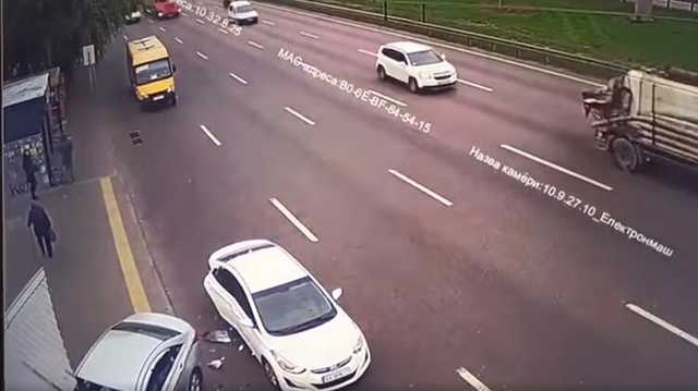 Появилось видео жуткой аварии в Киеве, когда такси Uber влетело на остановку