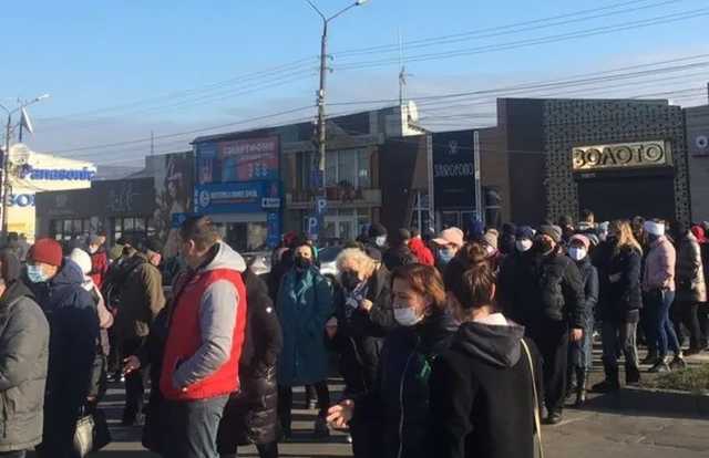 В Черновцах предприниматели перекрыли дорогу из-за карантина выходного дня