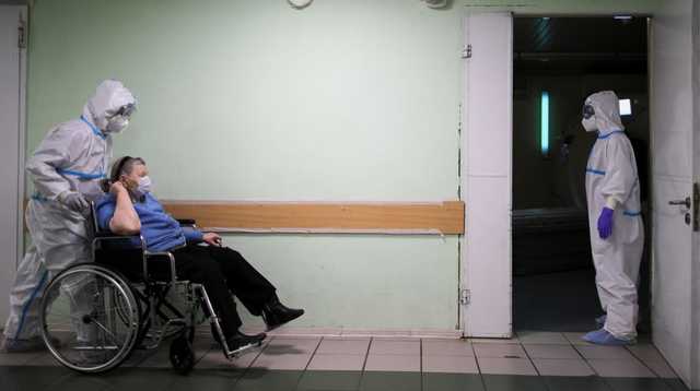 «Я ее домой умирать не повезу!»: Россию захлестывает эпидемия коронавируса