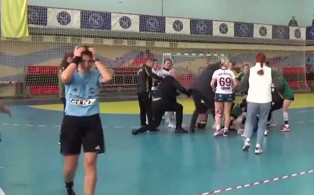 Украинские гандболистки устроили массовую драку "стенка на стенку"