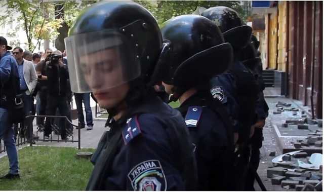 В Киеве женщина разгромила отделение "Ощадбанка"