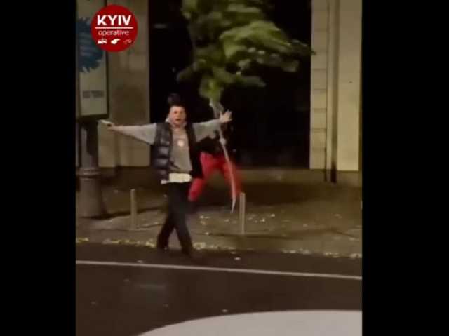 В центре Киева вандалы вырвали с корнем дерево и тут же оправдались